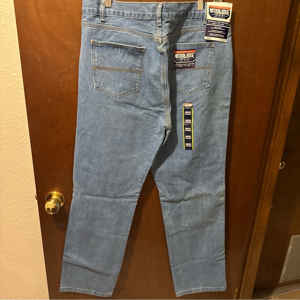 Mission Ridge Men's Relaxed Fit Light Blue Jeans 36x32